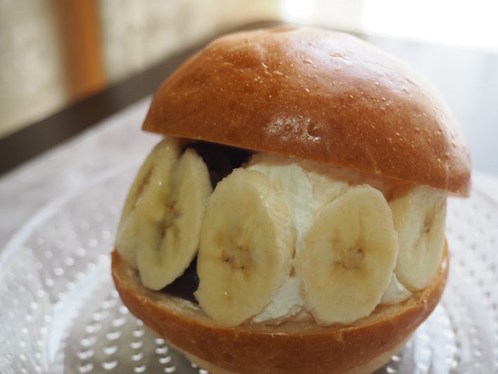 薄くスライスしたバナナを添えて