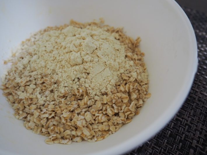 おからパウダーと塩を加えてざっくりと混ぜる