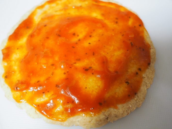 あとは、ピザソースを全体に薄く広げる