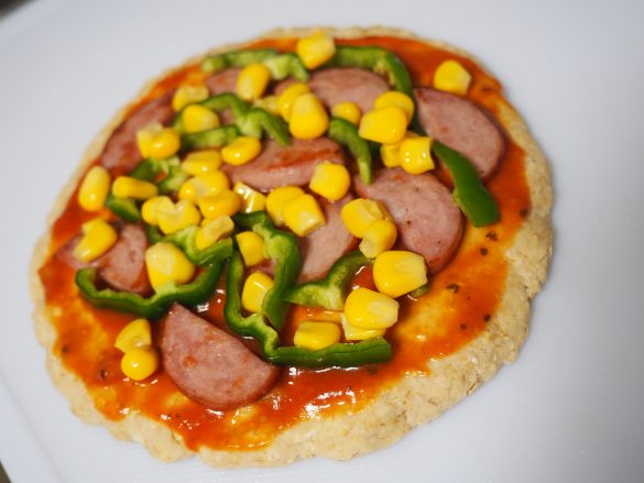 今回はピーマン、コーン、サラミを乗せています