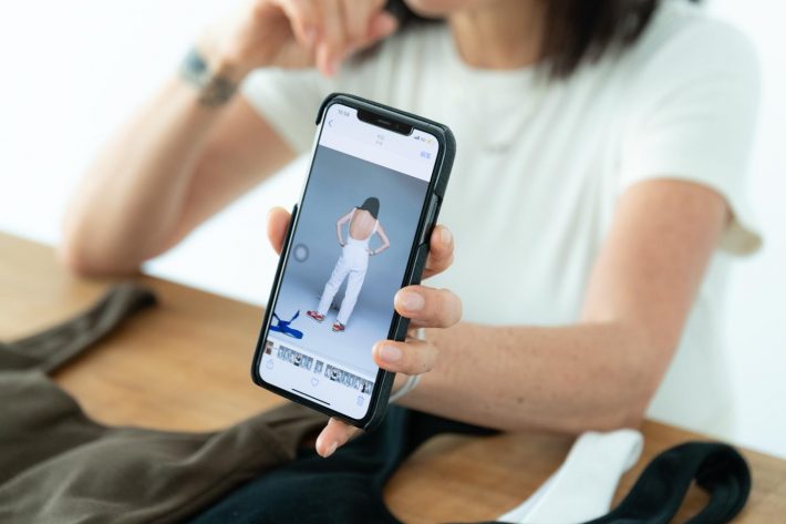 背中をキュートに見せるコーデ