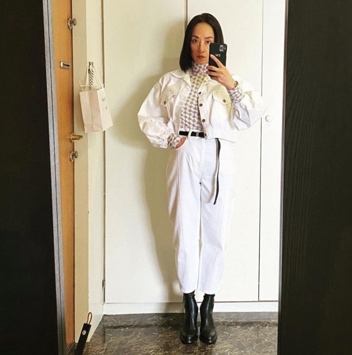 黒いベルトでウエストマークしているところがポイント