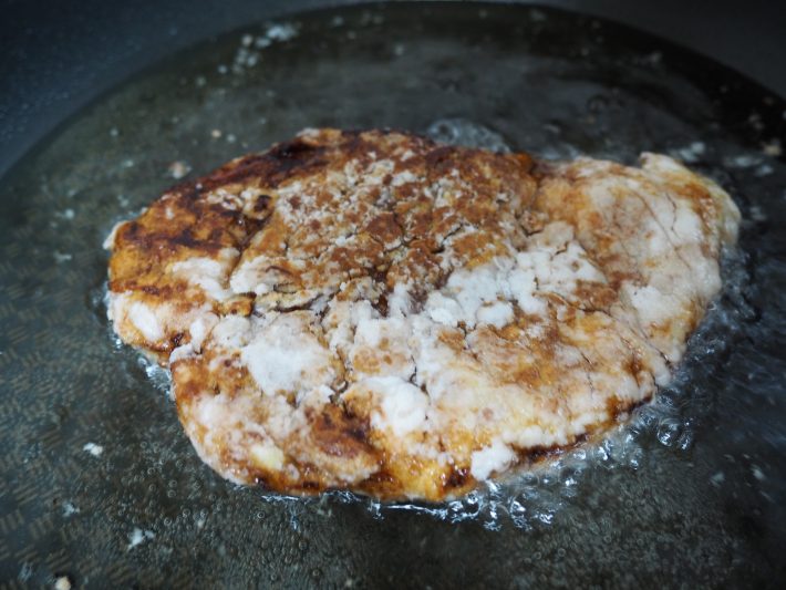 台湾フライドチキンを揚げてる様子