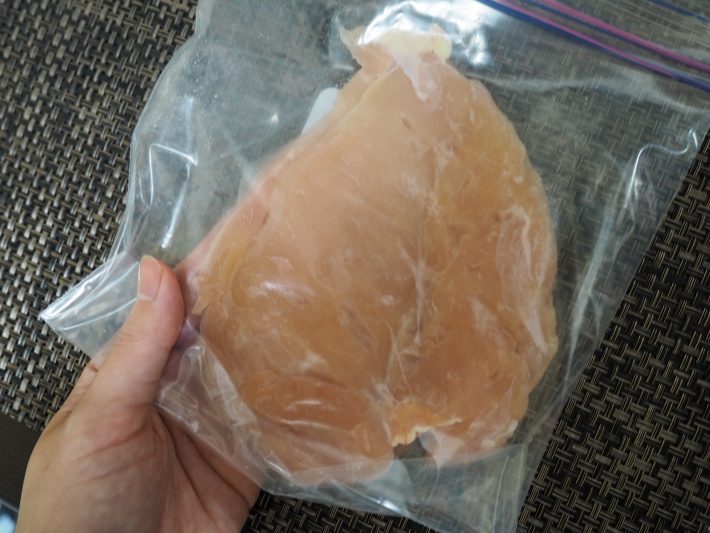 鶏肉を叩いて薄くします