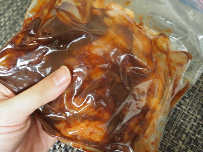 「台湾フライドチキンの素」を揉み込む