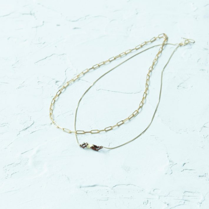 重ね付けを楽しむネックレス