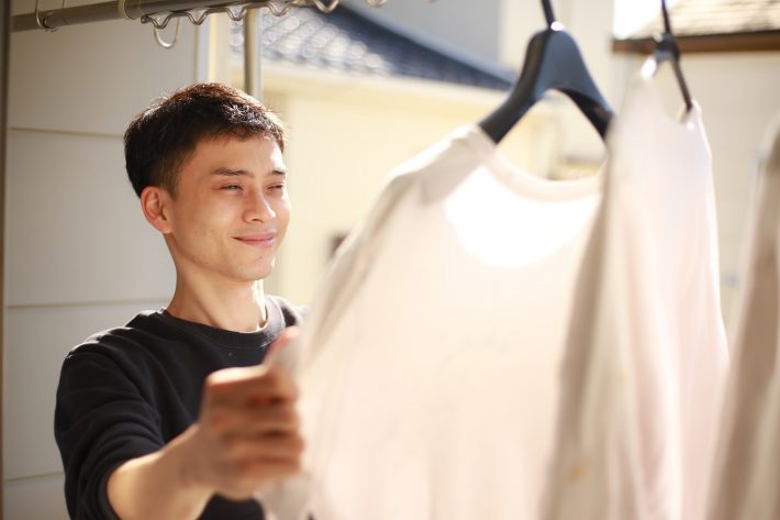 洗濯物を干す男性