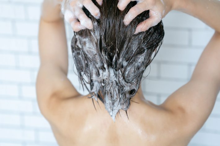 シャワー・シャンプー・女性