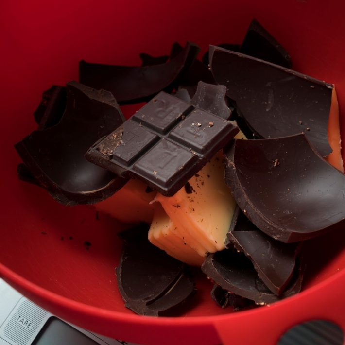 夫のバルトさんが食べ残したチョコレートも入れちゃいます