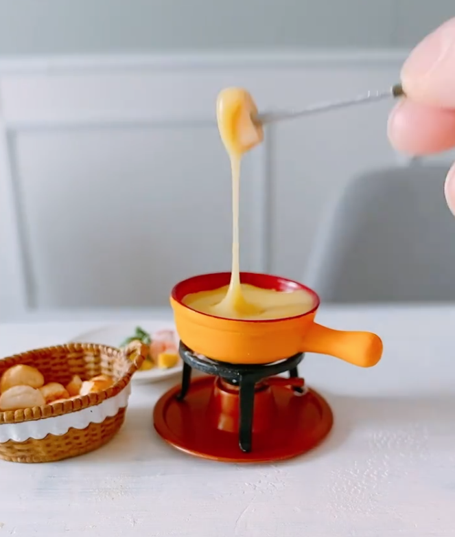 とろ〜り「チーズフォンデュ」のミニチュア。