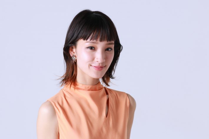 剛力彩芽、新作で熟年夫婦の絆を実感。自身の理想は「渋谷センター街で手を繋ぐ！」