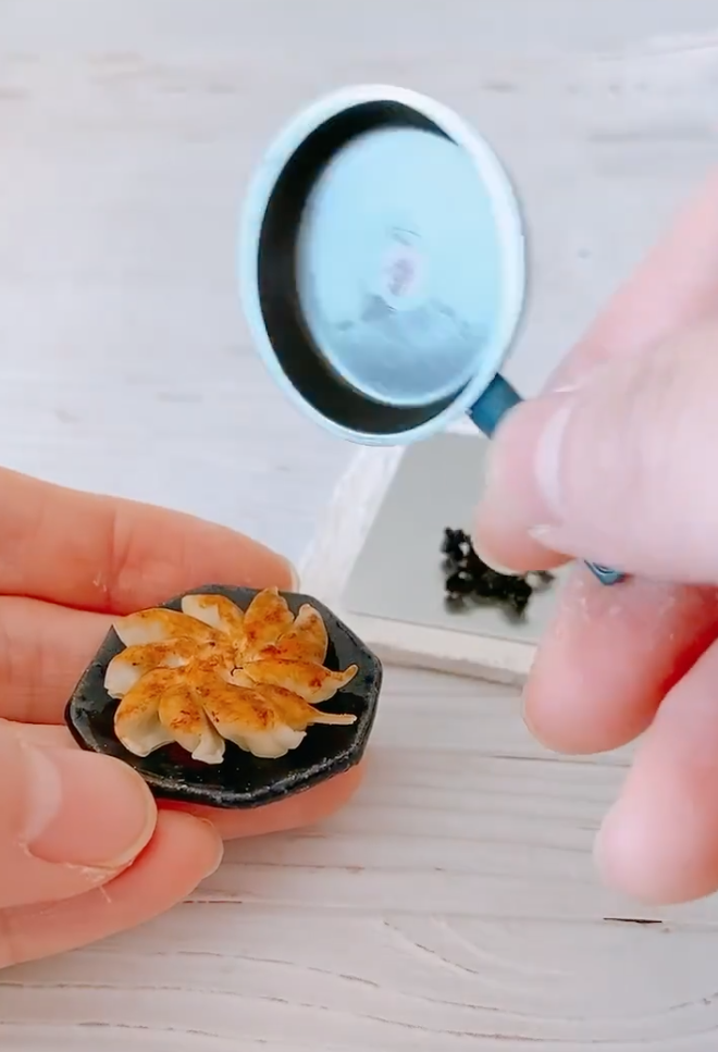 焼き目パリパリ「餃子」のミニチュア