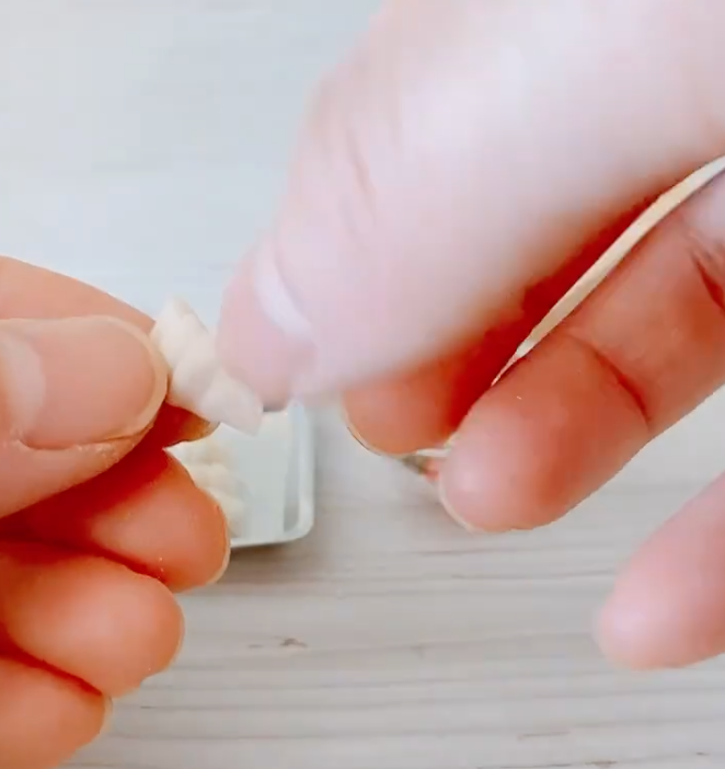 ミニチュア餃子は一個一個手作業で包んでいます。