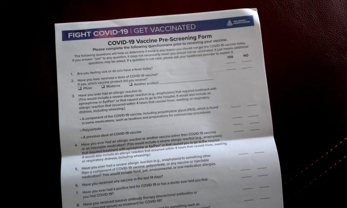 受け付けで問診表を記入します