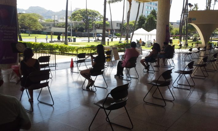 ワクチン接種後は休憩スペースで休みます