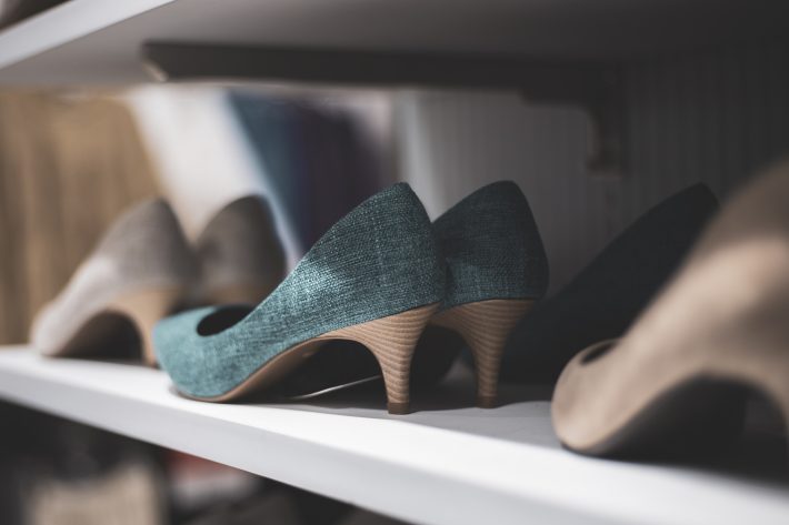 ヒールを履き続けると「おばあちゃん膝」に?! ストレッチで簡単ケア