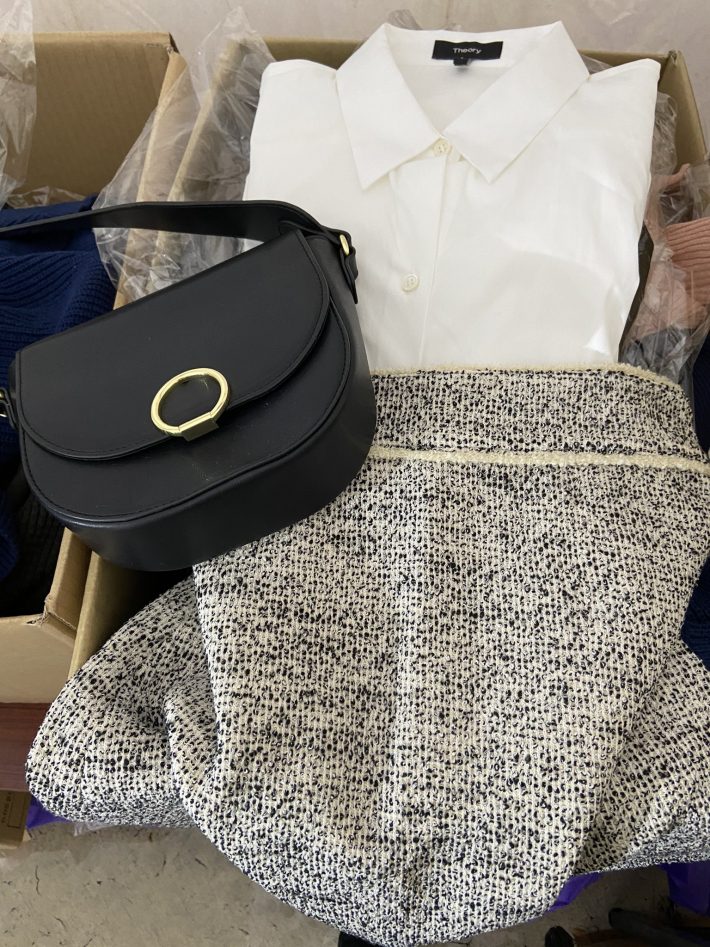 洋服やバッグなどの寄付もあったとか