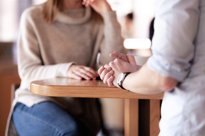 趣味に使うお金をお客さんにせびっていた