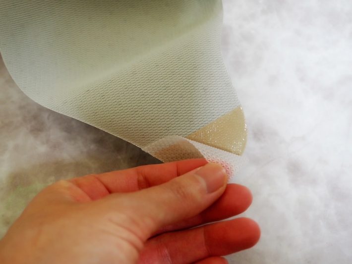 マスク内側両サイドのシリコンテープのカバーを剥がす2