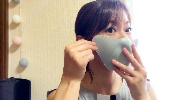 頬骨の外側に向かって少し引っ張りながら貼り付ける