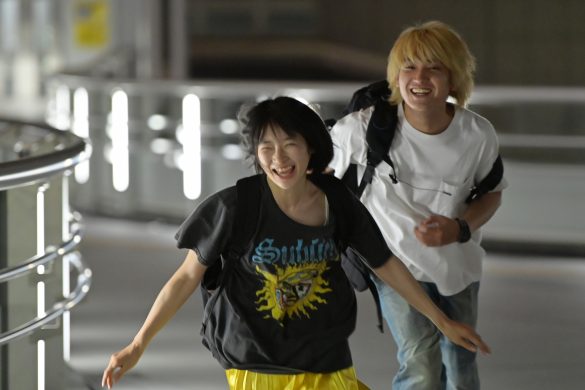 意図的に登場人物から遠距離を置いた演出