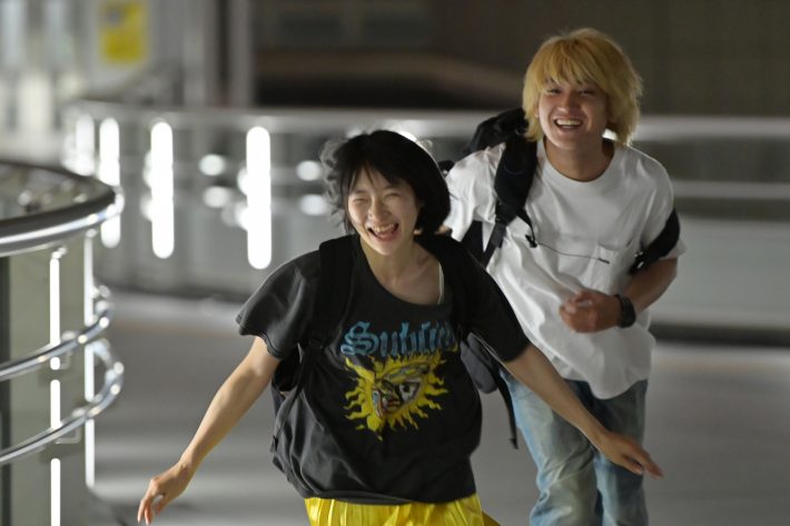 意図的に登場人物から遠距離を置いた演出