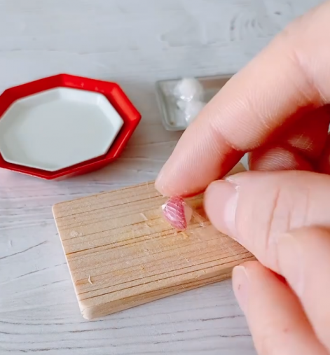 手まり寿司」のミニチュアの制作風景。