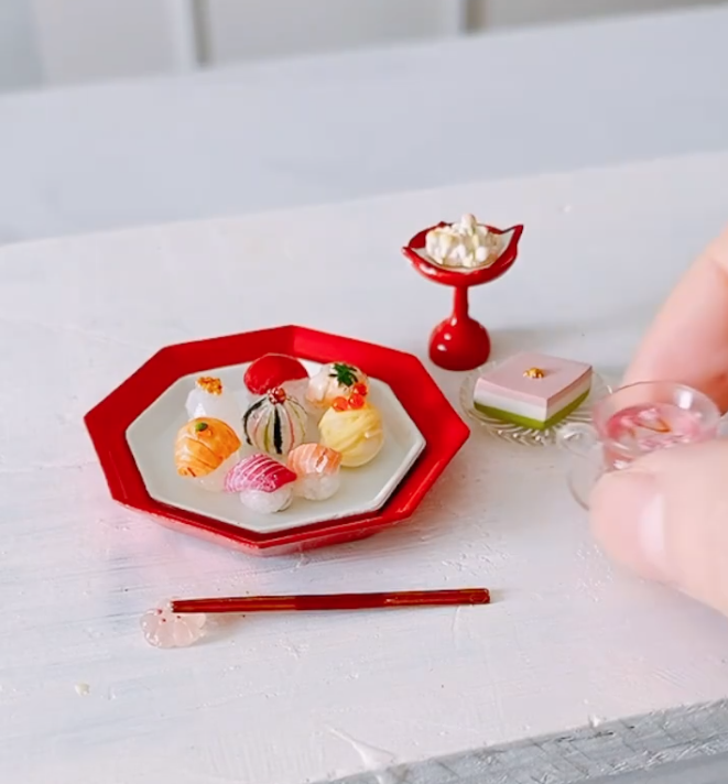 おひなさまに作った「手まり寿司」のミニチュア