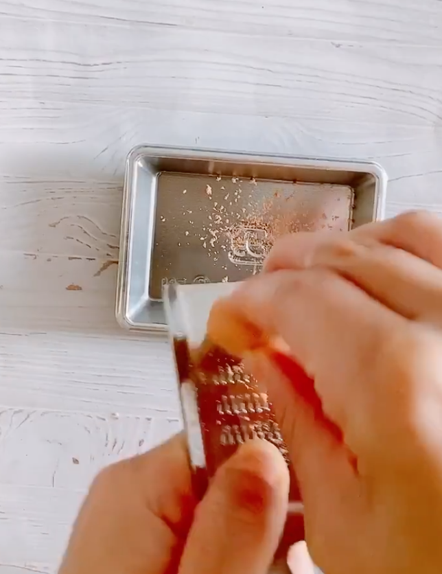 ねんどをやすって衣を作ります。