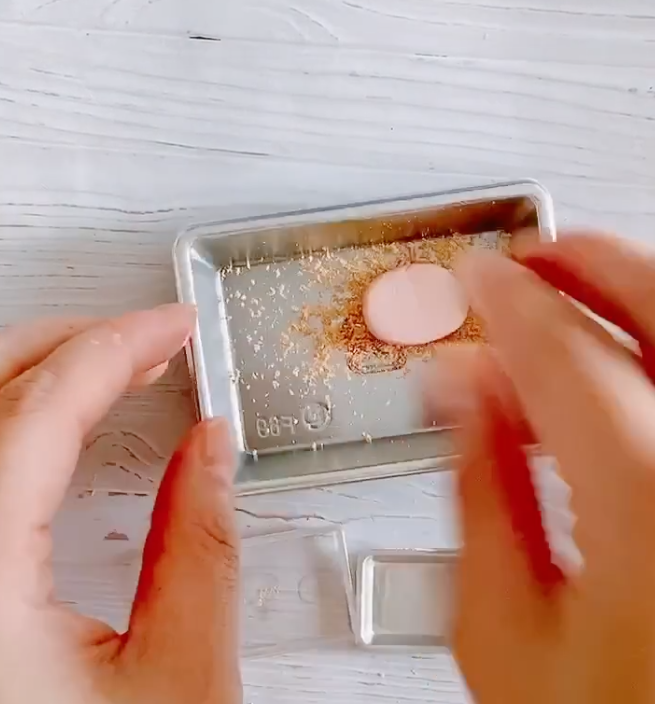 肉に見立てた粘土に衣をつけます。