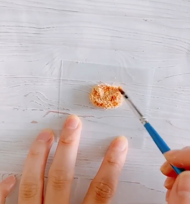 絵の具をつけて美味しそうなきつね色に仕上げます。