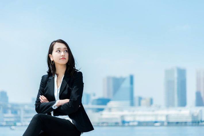 女性　20代後半〜30代前半　ビジネスイメージ