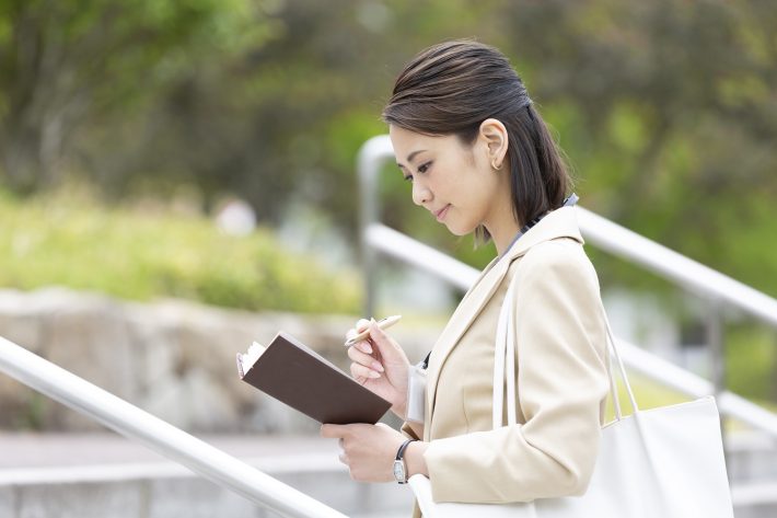 手帳を持つビジネス女性　営業