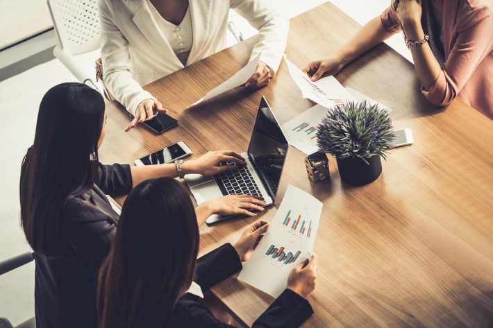 職場　女性　会議