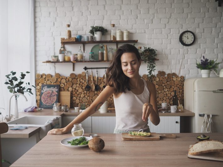 キッチンの女性