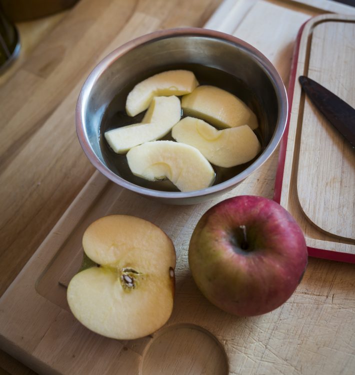 うさぎりんごにはしませんが、塩水にはしっかりつけます