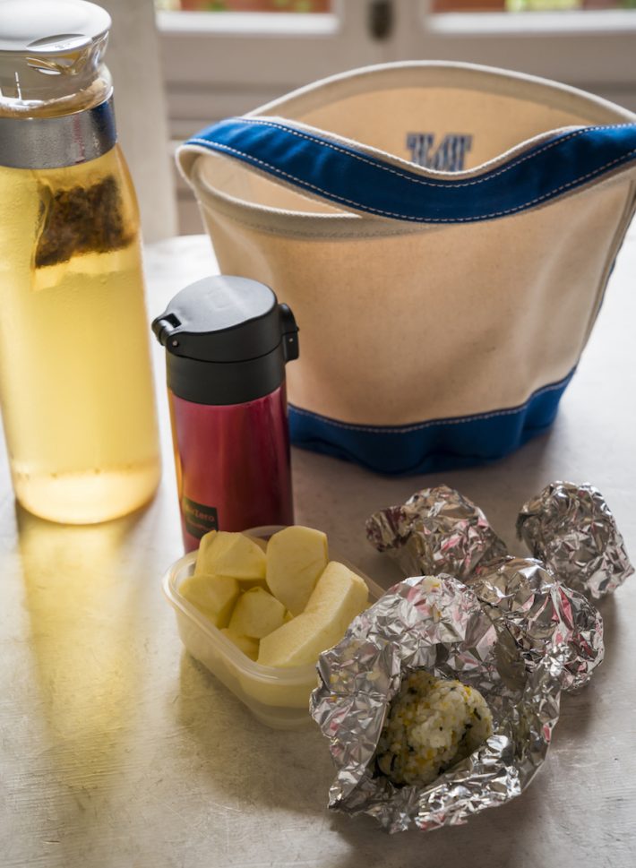 おにぎりとりんご、麦茶をおやつトートに入れて