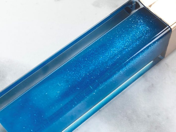 夏の海を思い浮かべるような深みのあるブルー