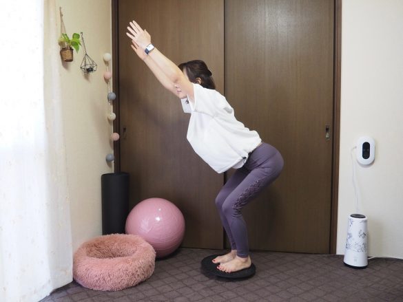 余裕がある方は、腕を斜め上に伸ばして30秒キープ