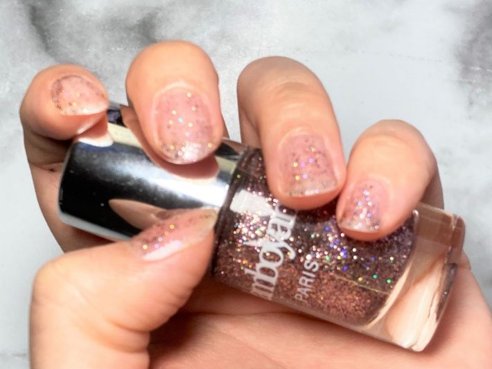 七色に輝くラメが夏っぽい