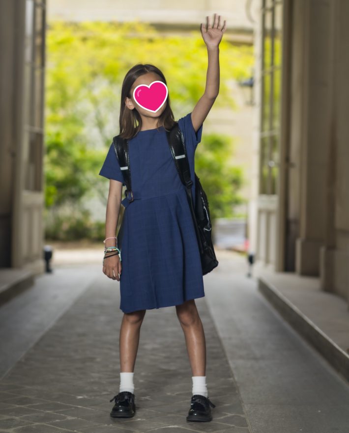 タカエの登校時のスタイル。小学校には制服はありませんが、色は紺と白という決まりがあります