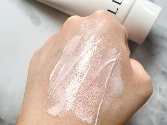 乳液とクリームの中間くらいのテクスチャー