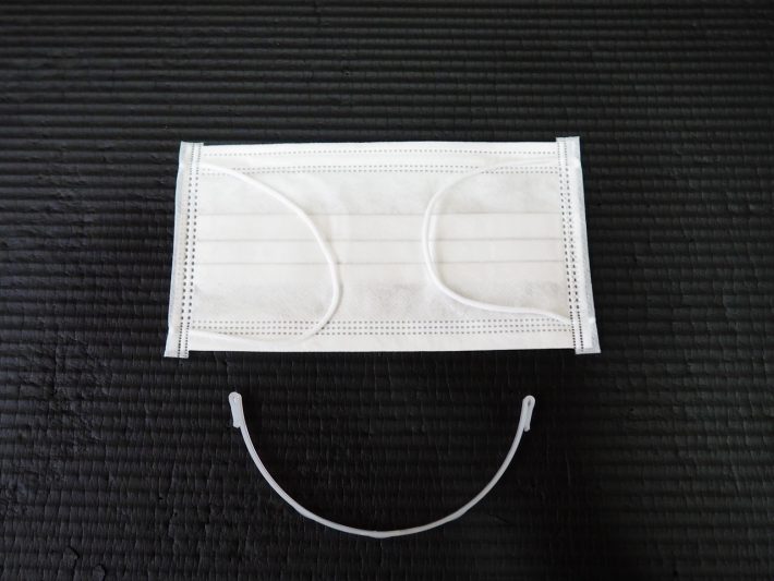 フレームをマスクの内側に取り付けるだけ