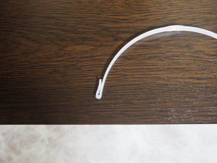 フックをマスクの両サイドに引っかけるだけ