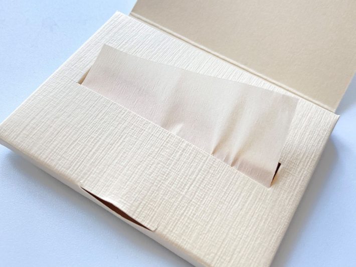 ポンポンと押さえるだけで皮脂をオフ＆パウダーをまとう