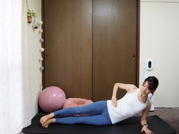 (1) 身体を横向きにしたら肩の下にひじをつき、上体を軽く起こす