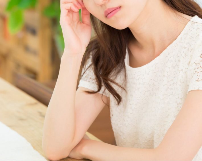 悩む女性
