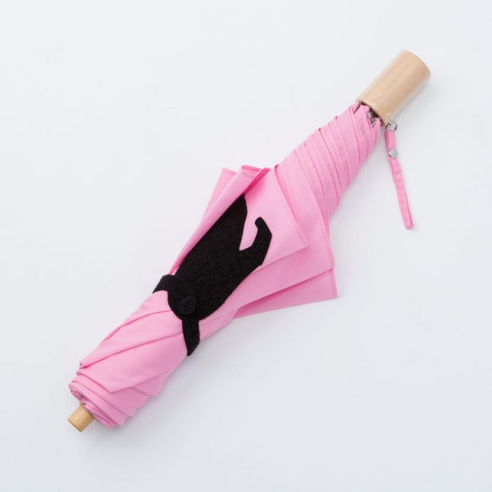 シッポを巻きつけて傘を束ねる