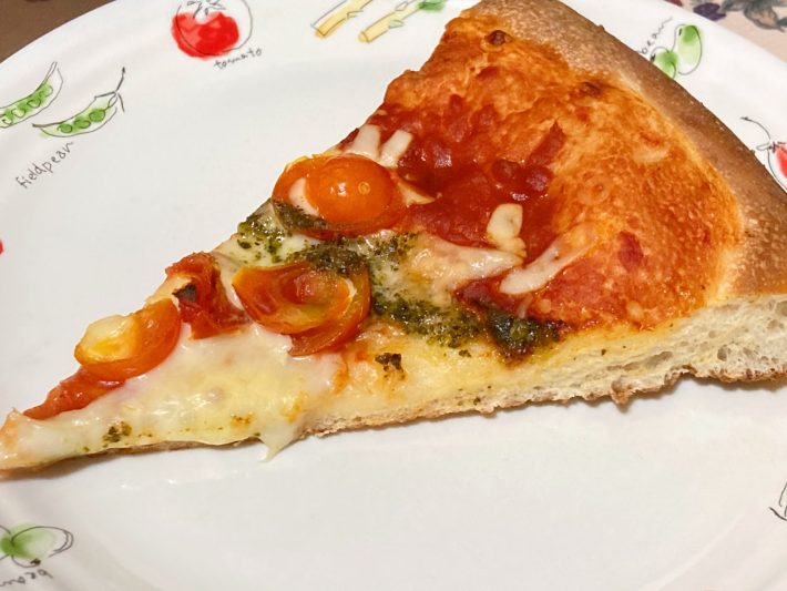 トッピングは、チェリートマト・バジルソース・オリジナルのピザソース・3種のチーズ