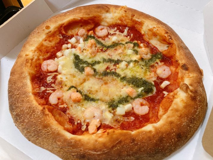 香りがよく食欲をそそる「手作りスモークチーズ入りシーフードピザ」